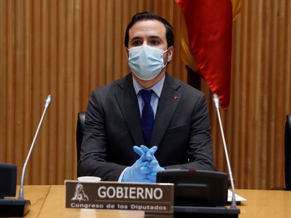 El ministro de Consumo, Alberto Garzón, al inicio de su comparecencia este lunes ante la Comisión de Sanidad y Consumo del Congreso.