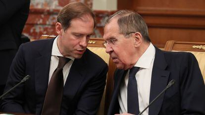 El ministro ruso de Industria y Comercio, Denis Manturov (izquierda), habla con su homólogo de Exteriores, Sergei Lavrov, durante una reunión del gobierno ruso en enero de 2020.