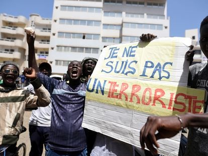 Varios manifestantes protestan por la detención del líder de la oposición Ousmane Sonko y sostienen una pancarta que dice 'No soy un terrorista' en Dakar, Senegal, el 8 de marzo de 2021.