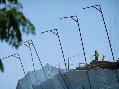 Trabajadores de la construcción en una obra de Sevilla.