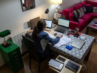 Una trabajadora lleva a cabo su tarea desde su domicilio.