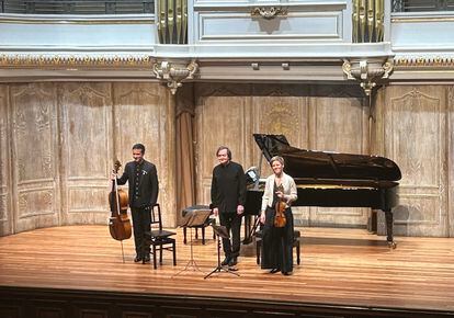 El violonchelista Jean-Guihen Queyras, el pianista Pierre-Laurent Aimard (en el centro) y la violinista Isabelle Faust, ayer viernes en Bilbao.