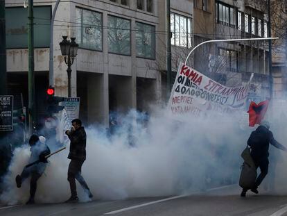 Protestas en Atenas contra el Gobierno tras el accidente ferroviario.