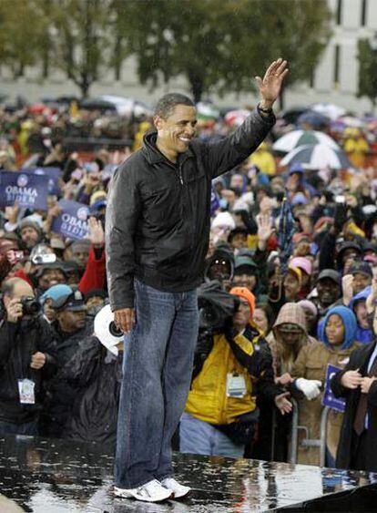 Barack Obama saluda a sus seguidores ayer en Chester.