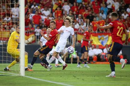 Sarabia marca el segundo gol de España ante la República Checa.