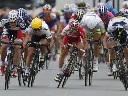 Greipel, a la izquierda, durante el sprint en la meta de Saint Quentin.