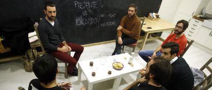 Un grupo de padres conversa sobre paternidad y crianza en el local de "La Cocinita" en Madrid.