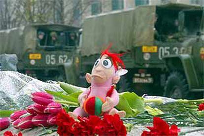 Flores y juguetes son algunos de los recuerdos que los moscovitas han dejado cerca del teatro en homenaje a las víctimas del secuestro.