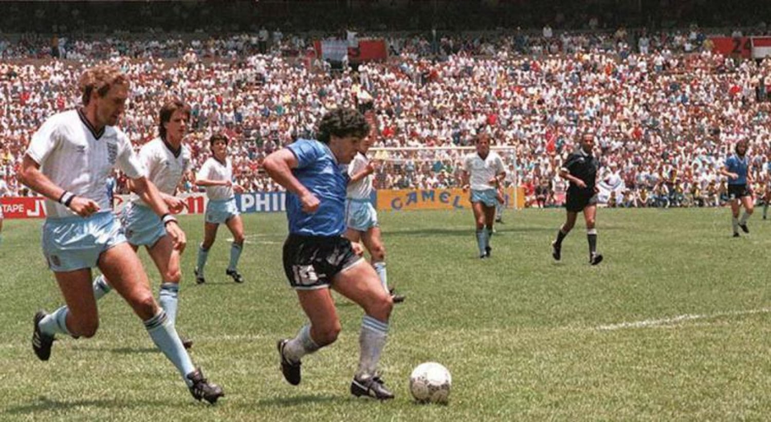 Maradona, antes de meter el segundo gol contra Inglaterra en el mundial de México 86.