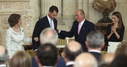 El Rey Juan Carlos recibe el aplauso de la Reina Sofía, el Príncipe de Asturias, Felipe de Borbón, y la Princesa Letizia, tras la firma.