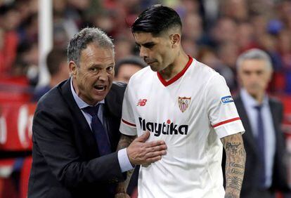 Caparrós da instrucciones a Banega ante la Real. 