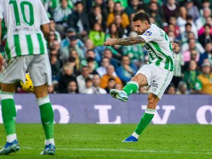 Aitor Ruibal, en el momento de ejecutar el disparo que significó el gol del empate del Betis.