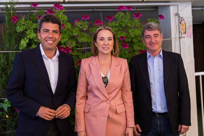 Carlos Mazón, Cuca Gamarra y José Vegara, en una imagen del Twitter del PP de Orihuela, en la visita de la portavoz parlamentaria del 21 de abril.