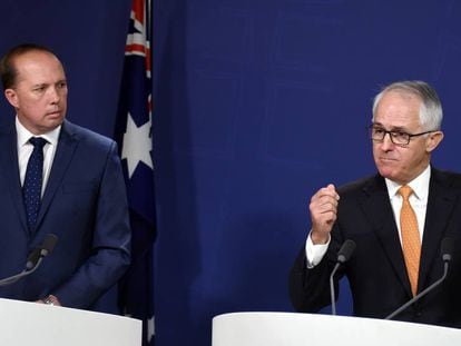 El primer ministro australiano Malcolm Turnbull y el ministro de Inmigración Peter Dutton durante una conferencia de prensa en Sidney.