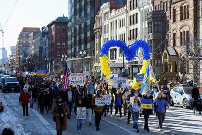Manifestación contra la invasión rusa de Ucrania por las calles de Boston, en Estados unidos.