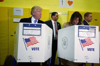 Trump i la seva dona votant.