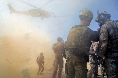 Soldados de EE UU en la provincia afgana de Zabul se resguardan ante el aterrizaje de un helic&oacute;ptero Black Hawk.