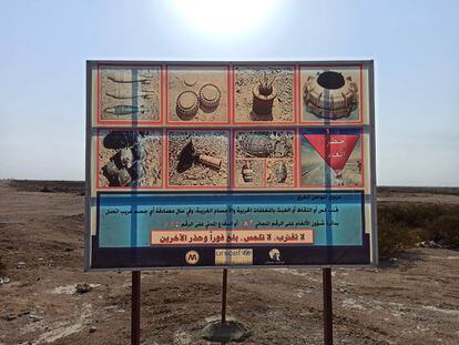 El cartel de la entrada a la zona de Shelamja avisa del peligro por las minas y otros explosivos en el lugar. El área está situada a las afueras de la ciudad de Basora (sur de Irak), cerca del conocido río Shatt al Arab y a solo unos kilómetros de la frontera con Irán.