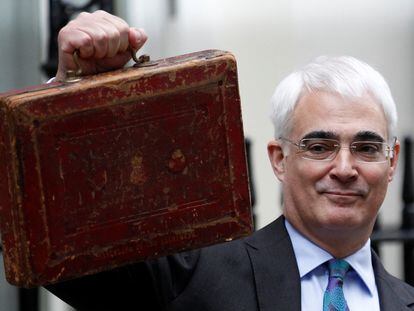 El ex ministro de Economía del Reino Unido, Alistair Darling, el 24 de marzo de 2010, muestra a las puertas de Downing Street el maletín de los presupuestos