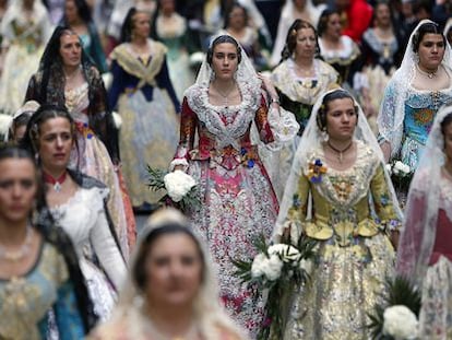 Falleras durante el desfile de la Ofrenda por el centro de Valencia.