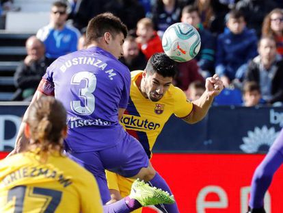 Suárez remata frente a dos jugadores del Leganés.