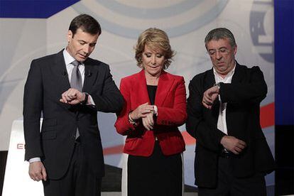 De izquierda a derecha, los protagonistas del debate de anoche: Tomás Gómez, Esperanza Aguirre y gregorio Gordo, en el plató de Telemadrid.