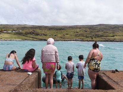 Una familia de turistas en una playa en la Isla de Pascua (Chile).