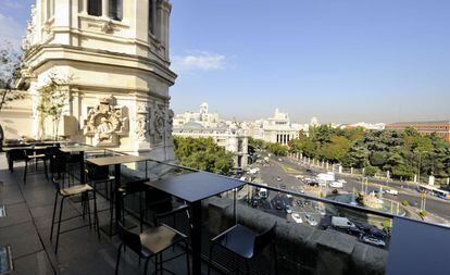 Algunas azoteas guardan historia. Como la ubicada en lo alto del Palacio de Comunicaciones, antigua sede de Correos y, actualmente, del Ayuntamiento de Madrid. La sexta planta acoge un restaurante con terraza y carta donde predominan productos castellano-manchegos y de la huerta de Adolfo Muñoz. Hay una segunda terraza reservada a 'snacks' y combinados, cuya entrada cuesta 4,50 euros (6 euros a partir de las 18.00) que se descuentan posteriormente en la consumición. Una planta más arriba está el mirador (entrada 2 euros; niños 50 céntimos y gratis el primer miércoles de mes). Dirección: plaza de Cibeles, 1. +34 915 23 14 54. www.adolfo-palaciodecibeles.com.