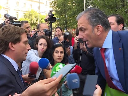 José Luis Martínez-Almeida y Javier Ortega Smith discuten frente al Ayuntamiento de Madrid durante un homenaje a una víctima de violencia de género, en 2019.