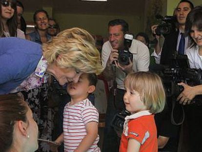 Aguirre saluda a unos niños ante las cámaras.