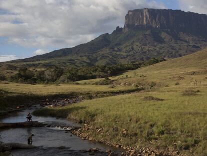 Explorado a finales del siglo XIX, el monte Roraima es uno de los lugares más antiguos de la corteza terrestre. En este entorno se inspiró el escritor Arthur Conan Doyle para escribir 'The Lost World' (El Mundo Perdido), una novela en la que el paraje acogía a dinosaurios y todo tipo de criaturas prehistóricas.