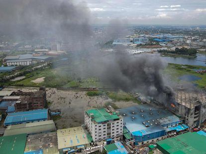 Un incendio en una fábrica de alimentos en Bangladesh.