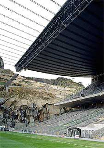 El Estadio Municipal de Braga adosa una de sus tribunas a una cantera en desuso.