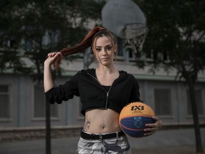 Ari Geli, fotografiada en una cancha de basket del barrio del Raval (Barcelona).