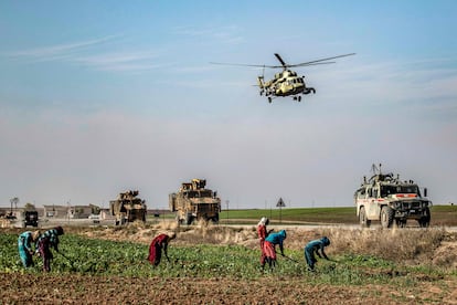 Un helicóptero ruso vuela sobre una patrulla de militares rusos y turcos cerca de la localidad de Hasakah, en el noreste de Siria, el pasado noviembre.