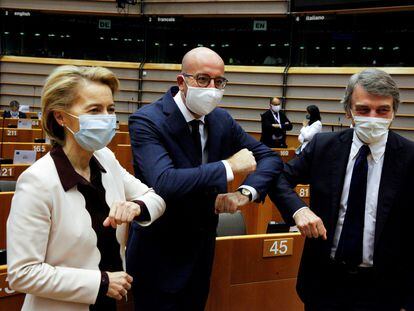 La presidenta de la Comisión Europea, Ursula von der Leyen, junto al presidente del Consejo Europeo, Charles Michel (centro) y el del Parlamenteo Europeo, David Sassoli.