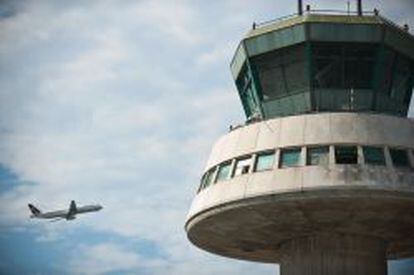 Torre de control del aeropuerto de El Prat en Barcelona.