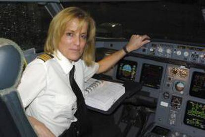 Fotografía facilitada por Iberia de la piloto Marta Pérez-Aranda, que hoy se ha convertido en la primera mujer comandante de Iberia en vuelos de largo radio al haber realizado esta madrugada el vuelo Madrid-Sao Paulo a bordo de un Airbus 340.