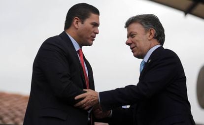 El presidente Santos saluda al ministro de Defensa.