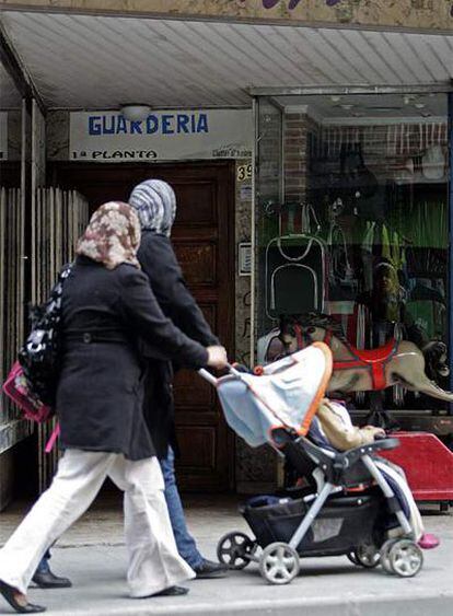 Portal de entrada de una guardería irregular en Madrid.
