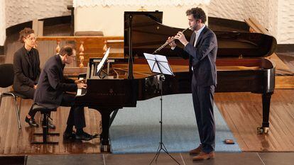 El pianista Dénes Várjon y el oboísta español Vicent Montalt interpretan las 'Romanzas op. 94' de Schumann en la iglesia de Svolvær el pasado viernes.