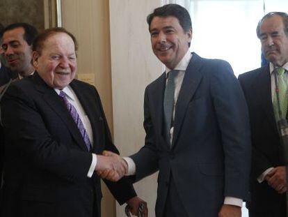 El impulsor de Eurovegas, Sheldon Adelson (izquierda), saluda al presidente de Madrid, Ignacio Gonz&aacute;lez.