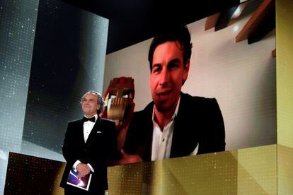 Mario Casas (en la pantalla) recibe el Goya al mejor actor por su papel en 'No matarás'. 