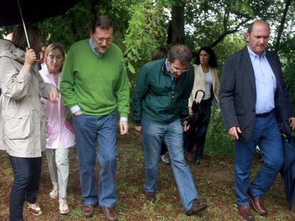 Un paseo a la orilla del río Umia, en la comarca pontevedresa de O Salnés, sirvió a Mariano Rajoy para comenzar públicamente sus días de descanso en Galicia. Dedicará su asueto “a caminar sin descuidar el trabajo".