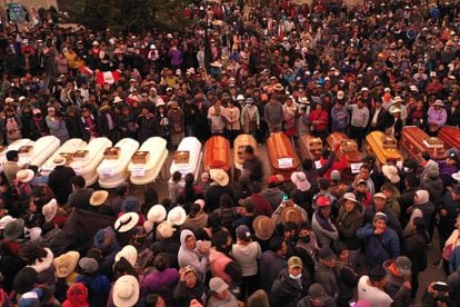Familiares de los manifestantes fallecidos y pobladores esperan la entrega de los cuerpos de las víctimas, en Juliaca (Perú)