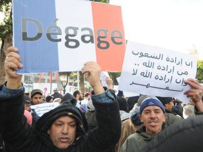 Seguidores de Ennahda portan esl&oacute;ganes contra Francia, a la que gritan &quot;l&aacute;rgate&quot;, como hicieran los revolucionarios contra Ben Ali.
