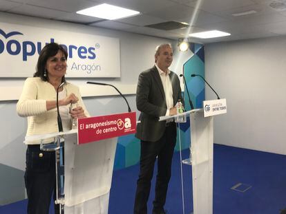 El presidente del Partido Popular en Aragón, Jorge Azcón; y la presidenta de Aragoneses-Plataforma Aragonesista, Elena Allué, en una rueda de prensa.