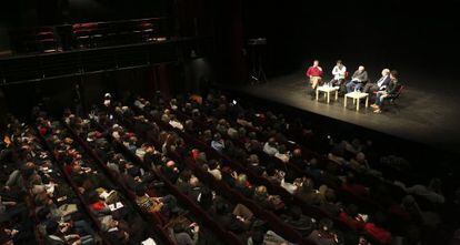 Misha Glenny, Kostas Vaxevanis, José Martí Gómez, Ernesto Ekáizer y Carles Quílez, en la mesa redonda sobre la corrupción en BCNegra 2013, con el aforo del teatro lleno.