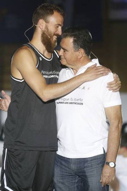 Sergio Rodríguez, con su primer entrenador, Pepe Luque, en el acto de Bridgestone
