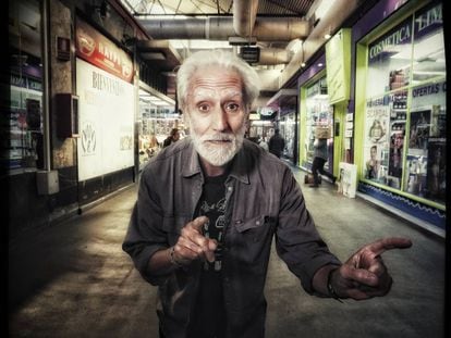 Pep&iacute;n Tre, humorista, en el mercado de su barrio, el de Maravillas.